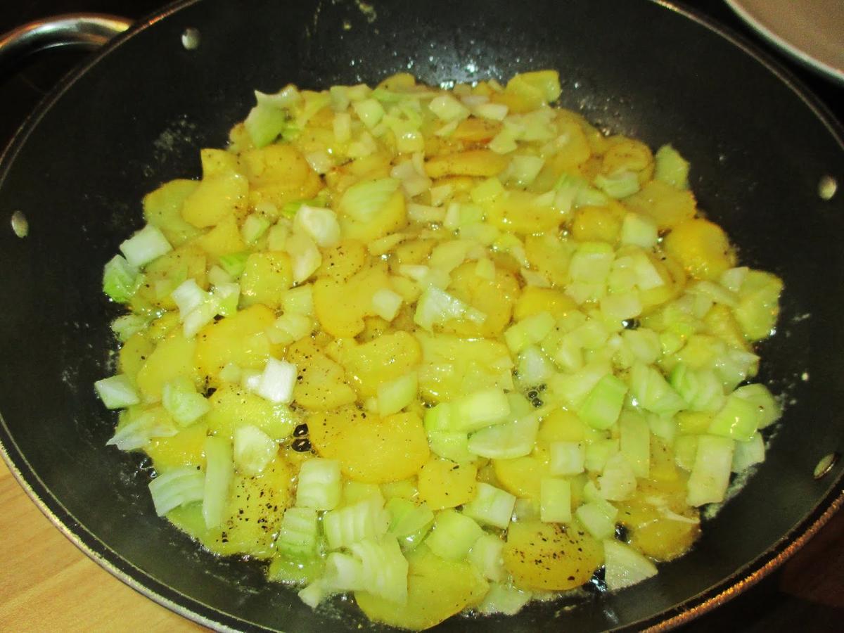 Frische Bratkartoffeln mit Spiegelei - Rezept - kochbar.de