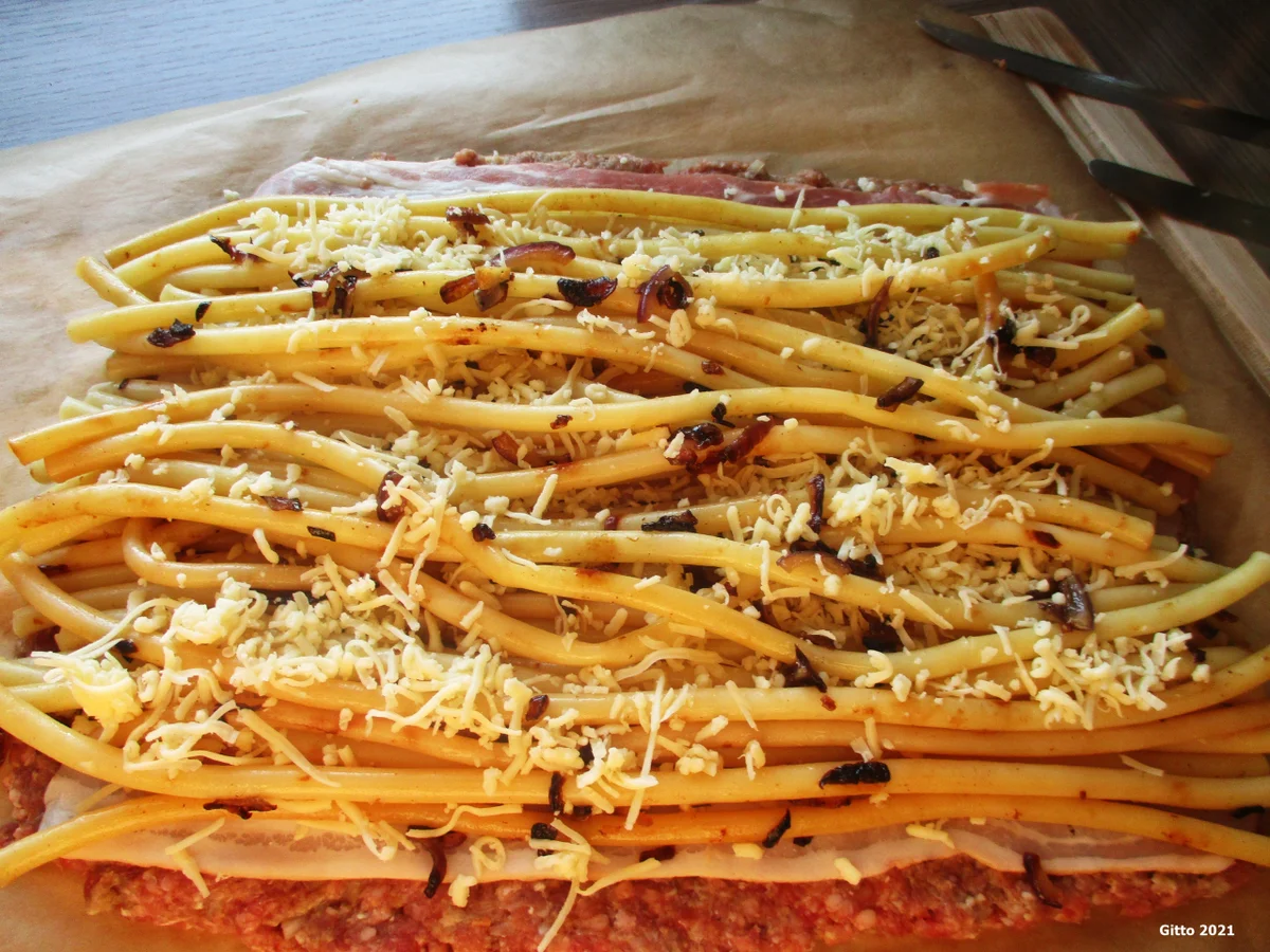 Rezept: Hackfleischrolle mit Nudelfüllung und Tomatensoße Bild Nr. 6 Hackfleischrolle mit Nudelfüllung und Tomatensoße - Rezept - Bild Nr. 6