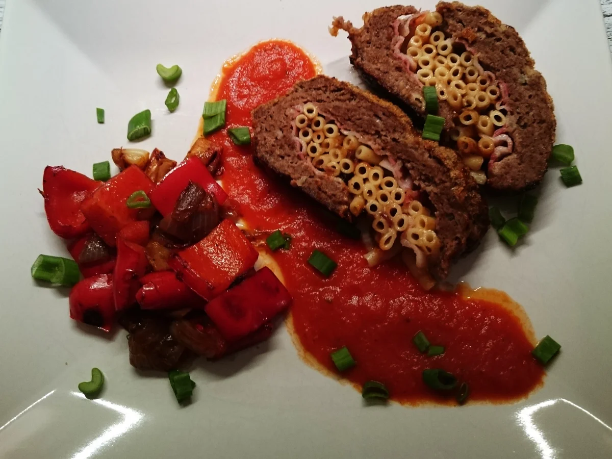 Rezept: Hackfleischrolle mit Nudelfüllung und Tomatensoße Bild Nr. 11 Hackfleischrolle mit Nudelfüllung und Tomatensoße - Rezept - Bild Nr. 11