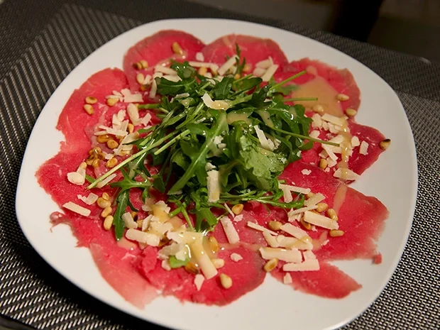 Carpaccio vom Rind mit Rucola, Parmesan und einem Honig-Senf-Dressing - Rezept - Bild Nr. 2