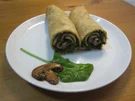 Pfannkuchenrollen gefüllt mit Champignons und blanchiertem Spinat - Rezept - Bild Nr. 2