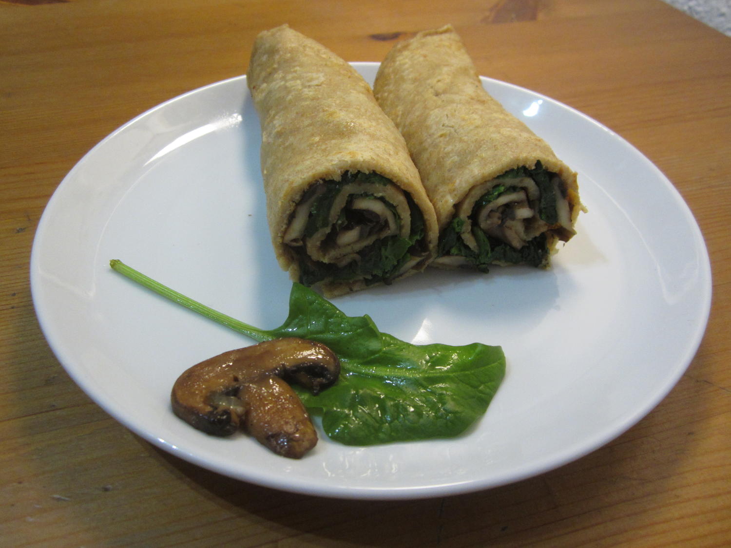 Pfannkuchenrollen gefüllt mit Champignons und blanchiertem Spinat ...