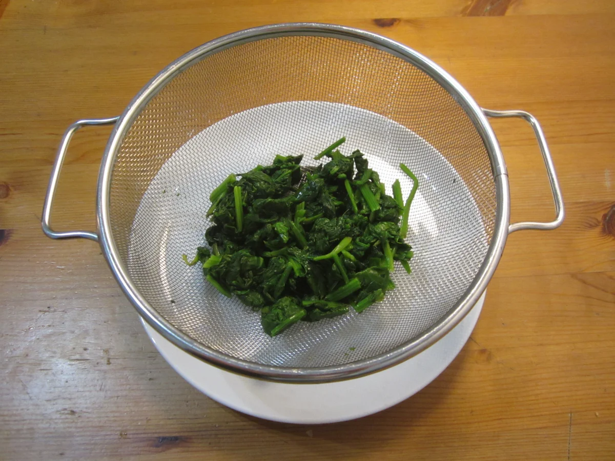 Pfannkuchenrollen gefüllt mit Champignons und blanchiertem Spinat - Rezept - Bild Nr. 5