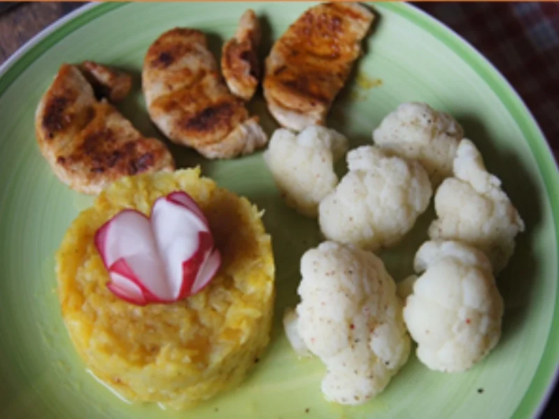 Rezept: Putenbrustfiletschnitzelchen mit Mini-Blumenkohl und Selleriestampf Bild Nr. 2 Putenbrustfiletschnitzelchen mit Mini-Blumenkohl und Selleriestampf - Rezept - Bild Nr. 2