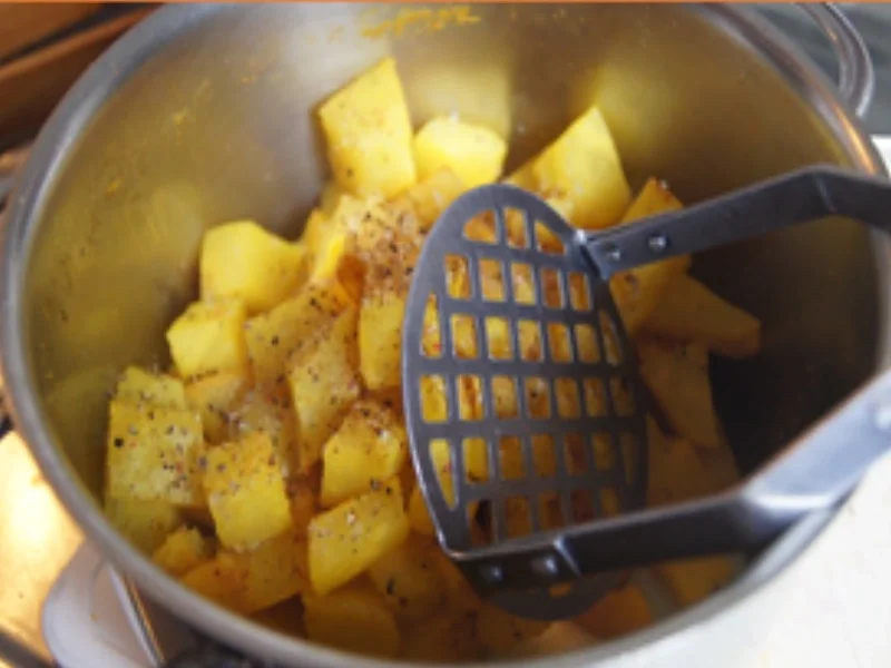 Rezept: Putenbrustfiletschnitzelchen mit Mini-Blumenkohl und Selleriestampf Bild Nr. 12 Putenbrustfiletschnitzelchen mit Mini-Blumenkohl und Selleriestampf - Rezept - Bild Nr. 12