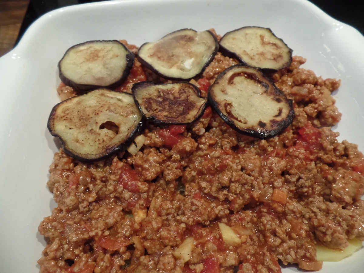 Moussaker mit Gurken und Tomatensalat - Rezept - Bild Nr. 13666