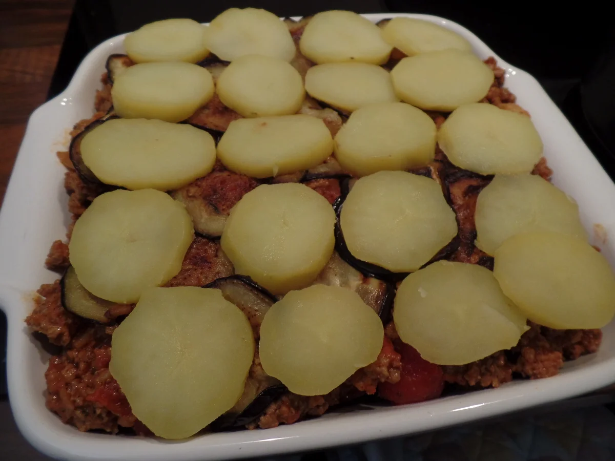 Moussaker mit Gurken und Tomatensalat - Rezept - Bild Nr. 13669