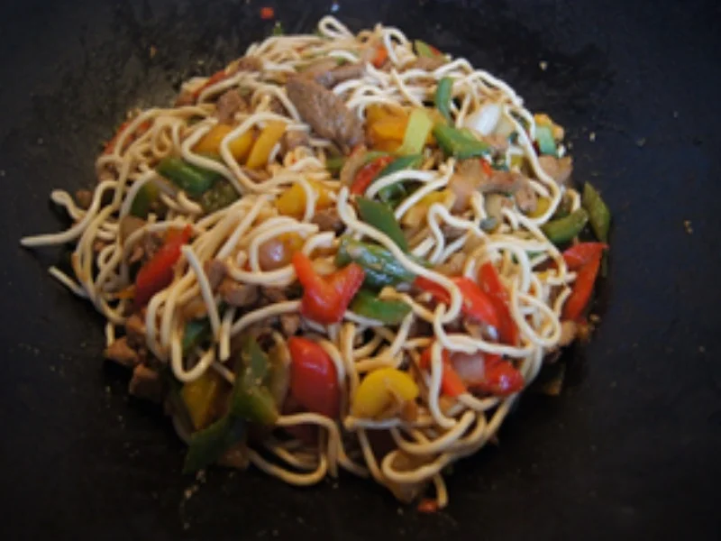 Mie-Nudeln mit Schweinefilet-Geschnetzeltem und Gemüse - Rezept - Bild Nr. 21