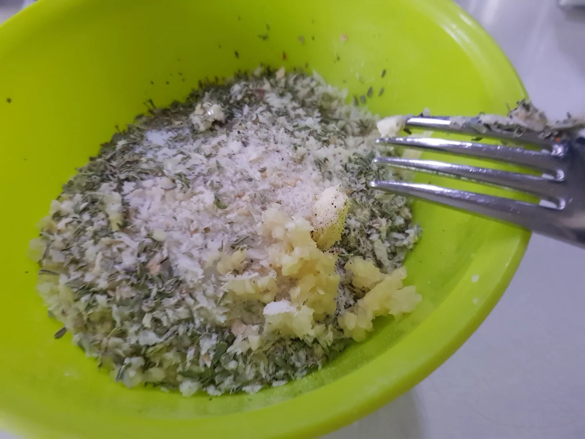 Lammkarree mit Knoblauch-Kräuter-Kruste und Schafkäse-Creme - Rezept - Bild Nr. 13667