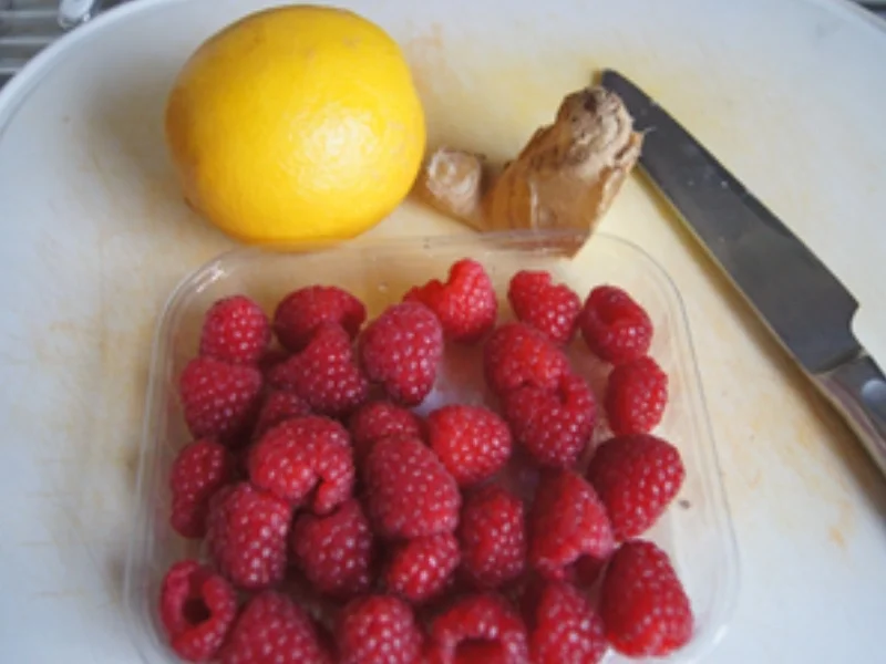 Rezept: Ingwer-Zitrone-Himbeer-Drink Bild Nr. 3 Ingwer-Zitrone-Himbeer-Drink - Rezept - Bild Nr. 3