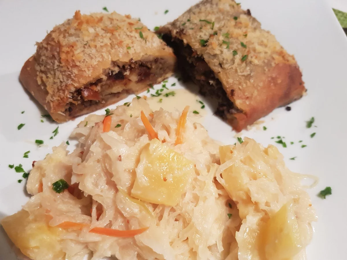 Rezept: Kartoffel-Strudel mit Blut- und Leberwurst-Füllung und Ananas-Rahm-Kraut Bild Nr. 13662 Kartoffel-Strudel mit Blut- und Leberwurst-Füllung und Ananas-Rahm-Kraut - Rezept - Bild Nr. 13662