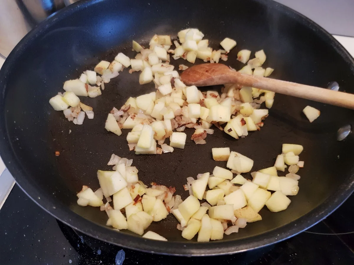 Rezept: Kartoffel-Strudel mit Blut- und Leberwurst-Füllung und Ananas-Rahm-Kraut Bild Nr. 13670 Kartoffel-Strudel mit Blut- und Leberwurst-Füllung und Ananas-Rahm-Kraut - Rezept - Bild Nr. 13670