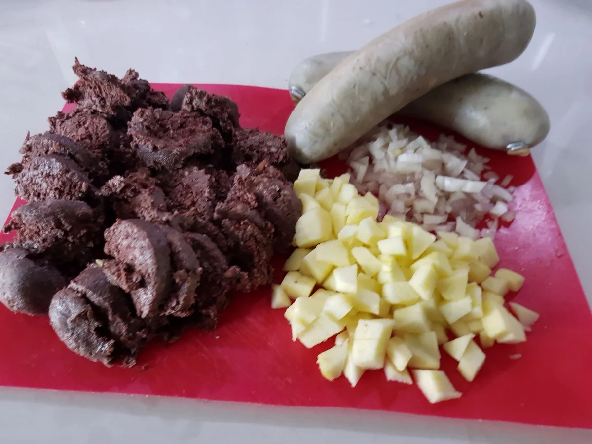 Rezept: Kartoffel-Strudel mit Blut- und Leberwurst-Füllung und Ananas-Rahm-Kraut Bild Nr. 13671 Kartoffel-Strudel mit Blut- und Leberwurst-Füllung und Ananas-Rahm-Kraut - Rezept - Bild Nr. 13671