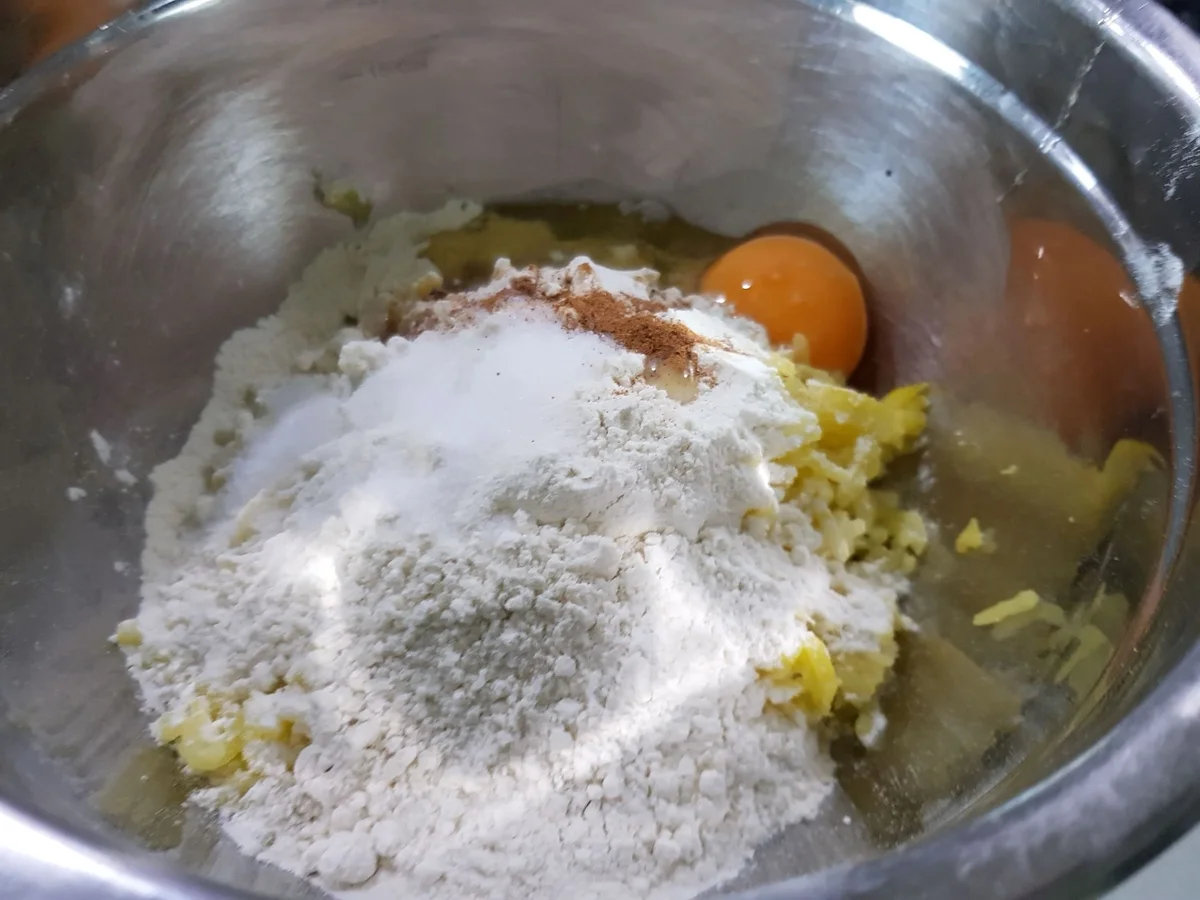 Rezept: Kartoffel-Strudel mit Blut- und Leberwurst-Füllung und Ananas-Rahm-Kraut Bild Nr. 13672 Kartoffel-Strudel mit Blut- und Leberwurst-Füllung und Ananas-Rahm-Kraut - Rezept - Bild Nr. 13672