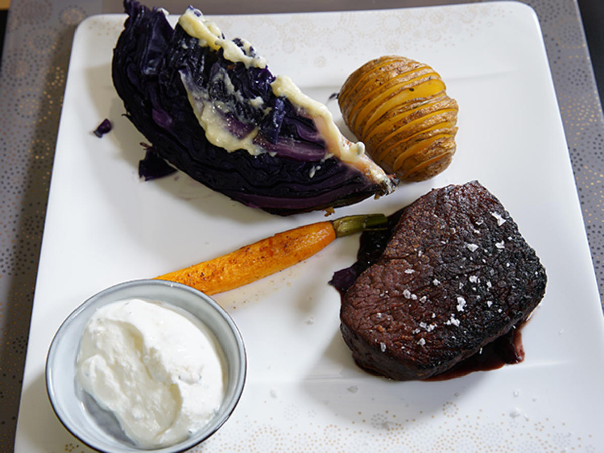 Rinderfilet vom Weiderind mit Rotweinschalottenjus, Möhren, Rotkohl und Kartoffeln - Rezept - Bild Nr. 13662