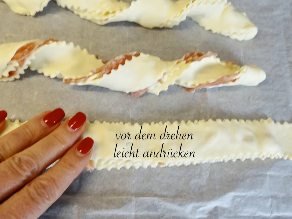 Rezept: dreierlei gefüllte Blätterteig Stangerl zur Kartoffelsuppe Bild Nr. 13683 dreierlei gefüllte Blätterteig Stangerl zur Kartoffelsuppe - Rezept - Bild Nr. 13683