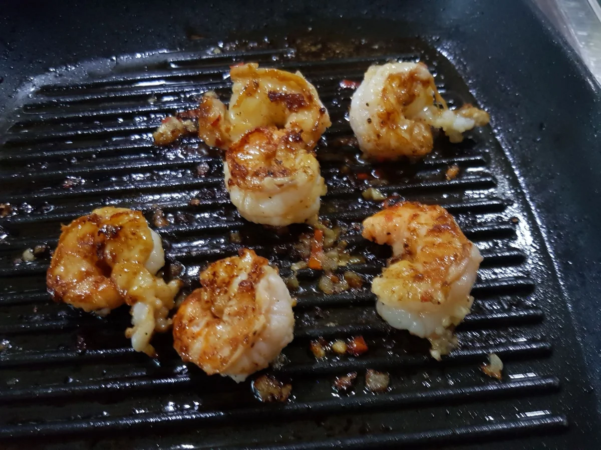 Shrimps-Rolls aus dem Ofen mit fruchtigem Salat - Rezept - Bild Nr. 13703