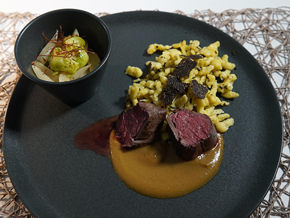 Hirschfilet mit getrüffelten Spätzle dazu Salat vom Wintergemüse - Rezept - Bild Nr. 13702