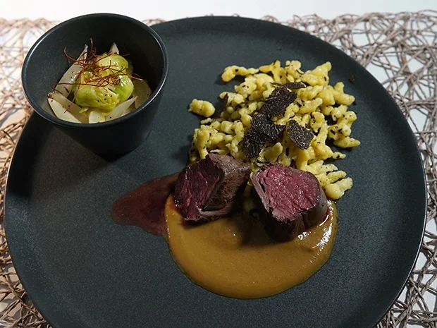 Hirschfilet mit getrüffelten Spätzle dazu Salat vom Wintergemüse - Rezept - Bild Nr. 13702