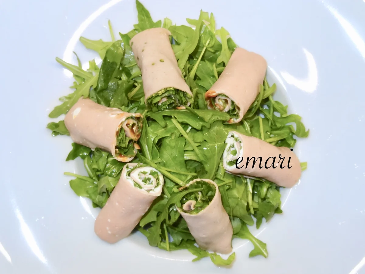 gefüllte Neuburger Röllchen im Rucola Salatbett - Rezept - Bild Nr. 13703