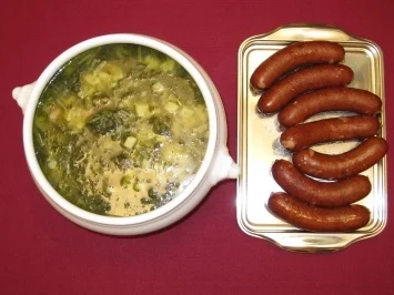 Stielmuseintopf mit grobem Brot und selbst gemachter Bärlauchbutter - Rezept