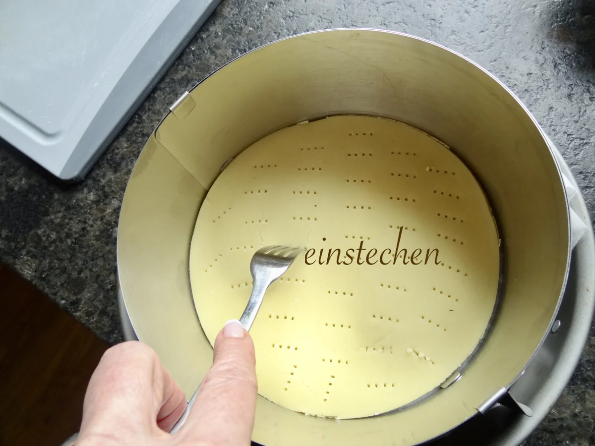 Rezept: Walnußtorte mit Likörglasur Bild Nr. 10 Walnußtorte mit Likörglasur - Rezept - Bild Nr. 10