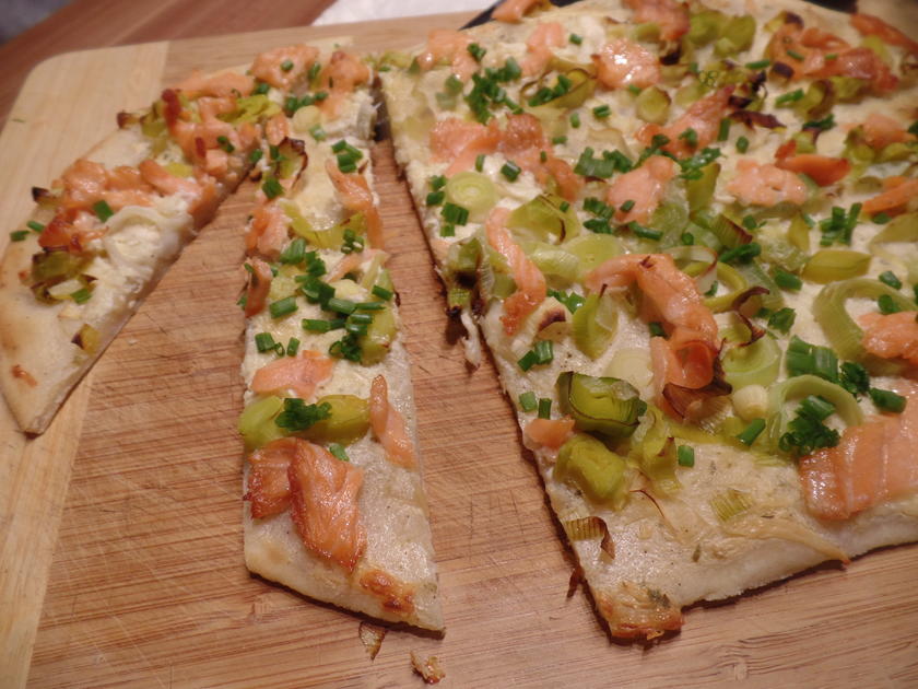 Flammkuchen mit Lauch und Lachs - Rezept - kochbar.de