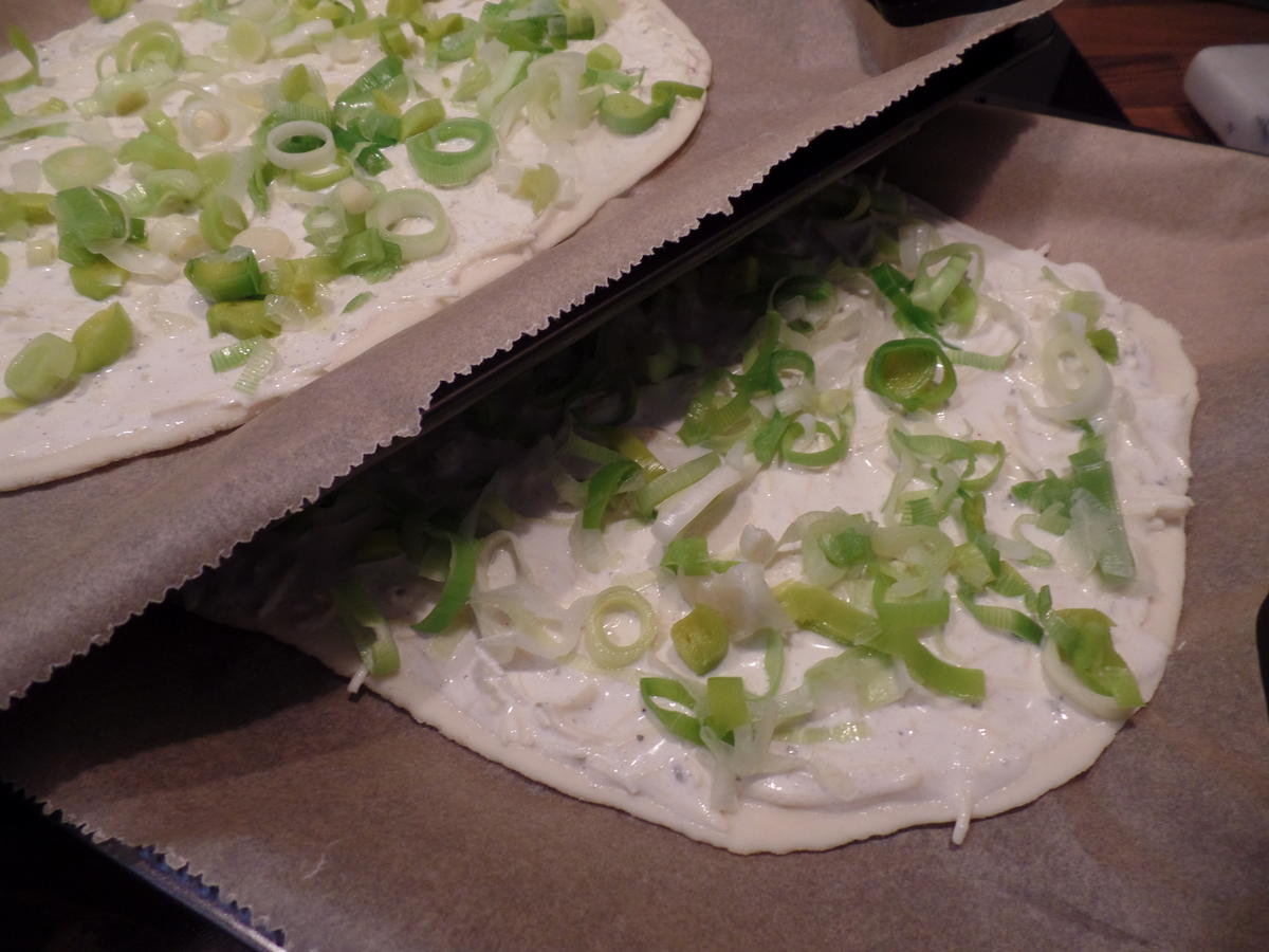 Flammkuchen mit Lauch und Lachs - Rezept - kochbar.de