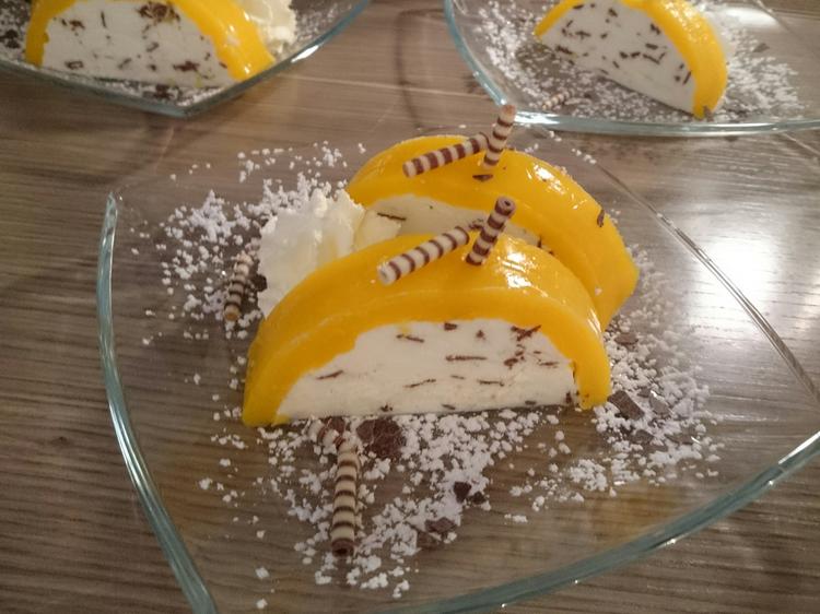 Stracciatella-Mousse mit Mango-Haube - Rezept - kochbar.de