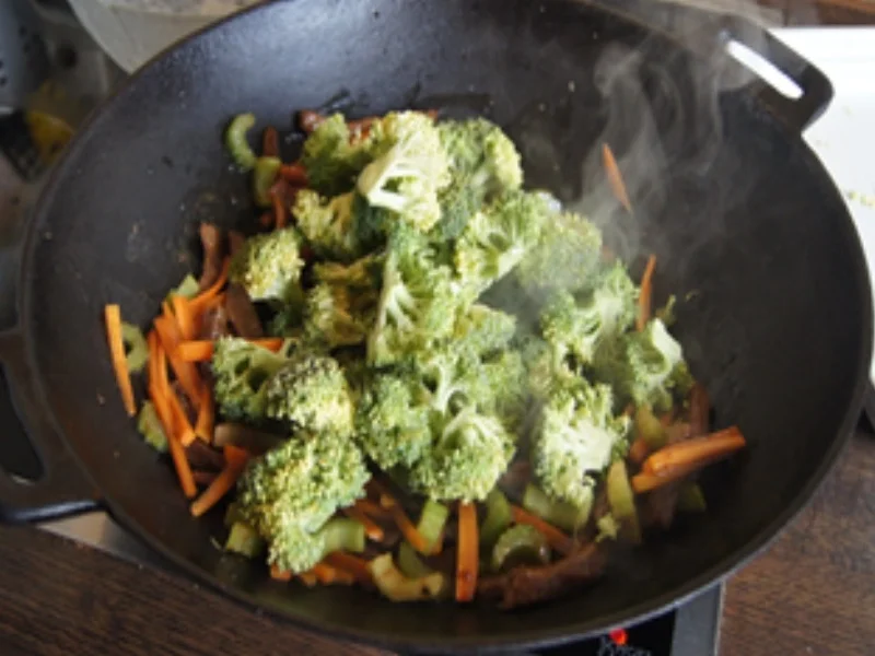 Rinderfilet mit Brokkoli im Wok - Rezept - Bild Nr. 13719