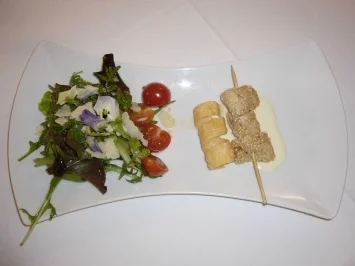 Kaninchenspieß in Sesam an Parmesansoße und Wildkräutersalat - Rezept