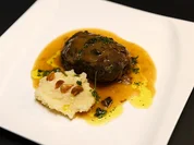 Geschmorte Kalbsbäckchen mit Selleriepüree und Gremolata - Rezept - Bild Nr. 2