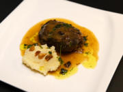 Geschmorte Kalbsbäckchen mit Selleriepüree und Gremolata - Rezept - Bild Nr. 2