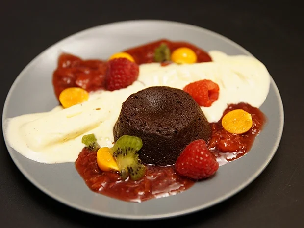 Schokokuchen mit flüssigem Kern, Vanilleparfait und Pflaumenkompott - Rezept - Bild Nr. 2