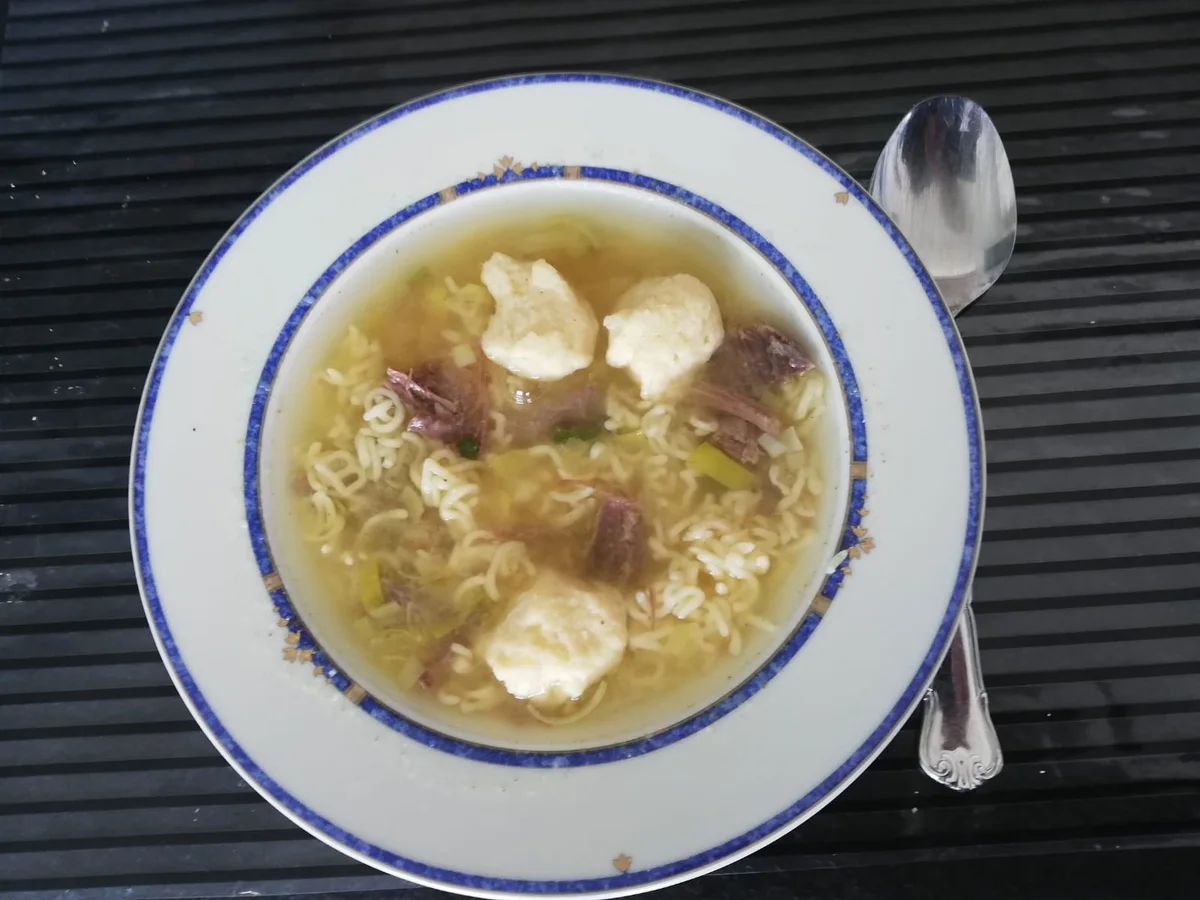 Rezept: Grießklößchensuppe Bild Nr. 2 Grießklößchensuppe - Rezept - Bild Nr. 2