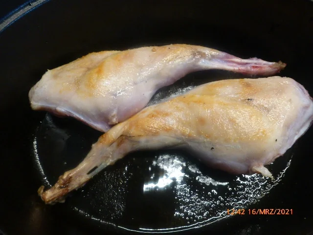 Geschmorte Kaninchenkeule auf Gemüse - Rezept - Bild Nr. 3