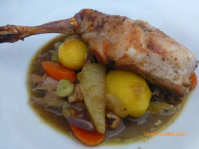 Geschmorte Kaninchenkeule auf Gemüse - Rezept - Bild Nr. 7