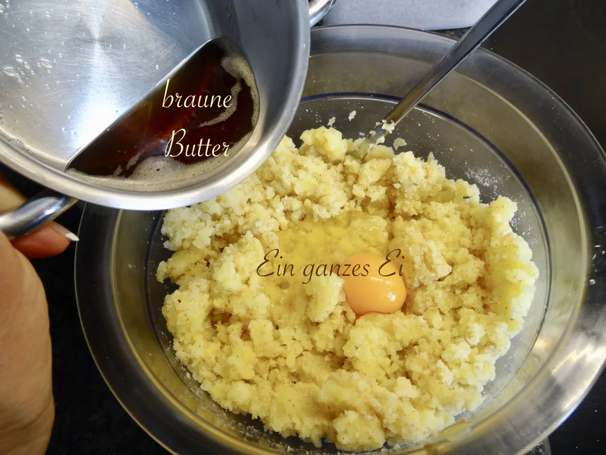 Pinzgauer Erdäpfel Nidei - serviert auf eingemachtem Sauerkraut - Rezept - Bild Nr. 13786