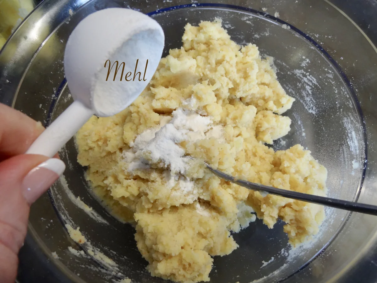 Pinzgauer Erdäpfel Nidei - serviert auf eingemachtem Sauerkraut - Rezept - Bild Nr. 13788