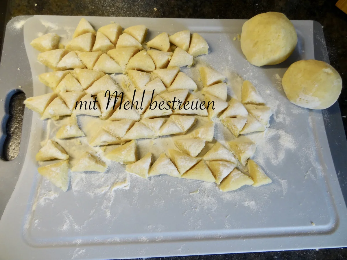 Pinzgauer Erdäpfel Nidei - serviert auf eingemachtem Sauerkraut - Rezept - Bild Nr. 13792