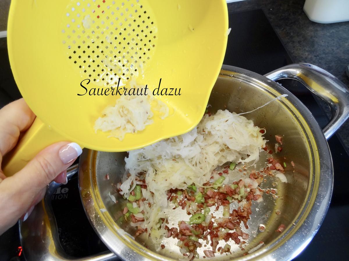 Pinzgauer Erdäpfel Nidei - serviert auf eingemachtem Sauerkraut - Rezept - Bild Nr. 13795