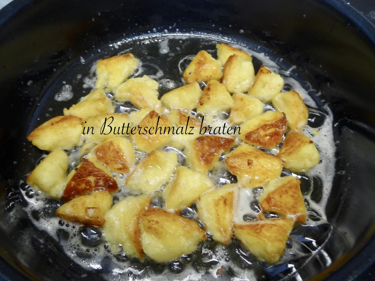 Pinzgauer Erdäpfel Nidei - serviert auf eingemachtem Sauerkraut - Rezept - Bild Nr. 13797