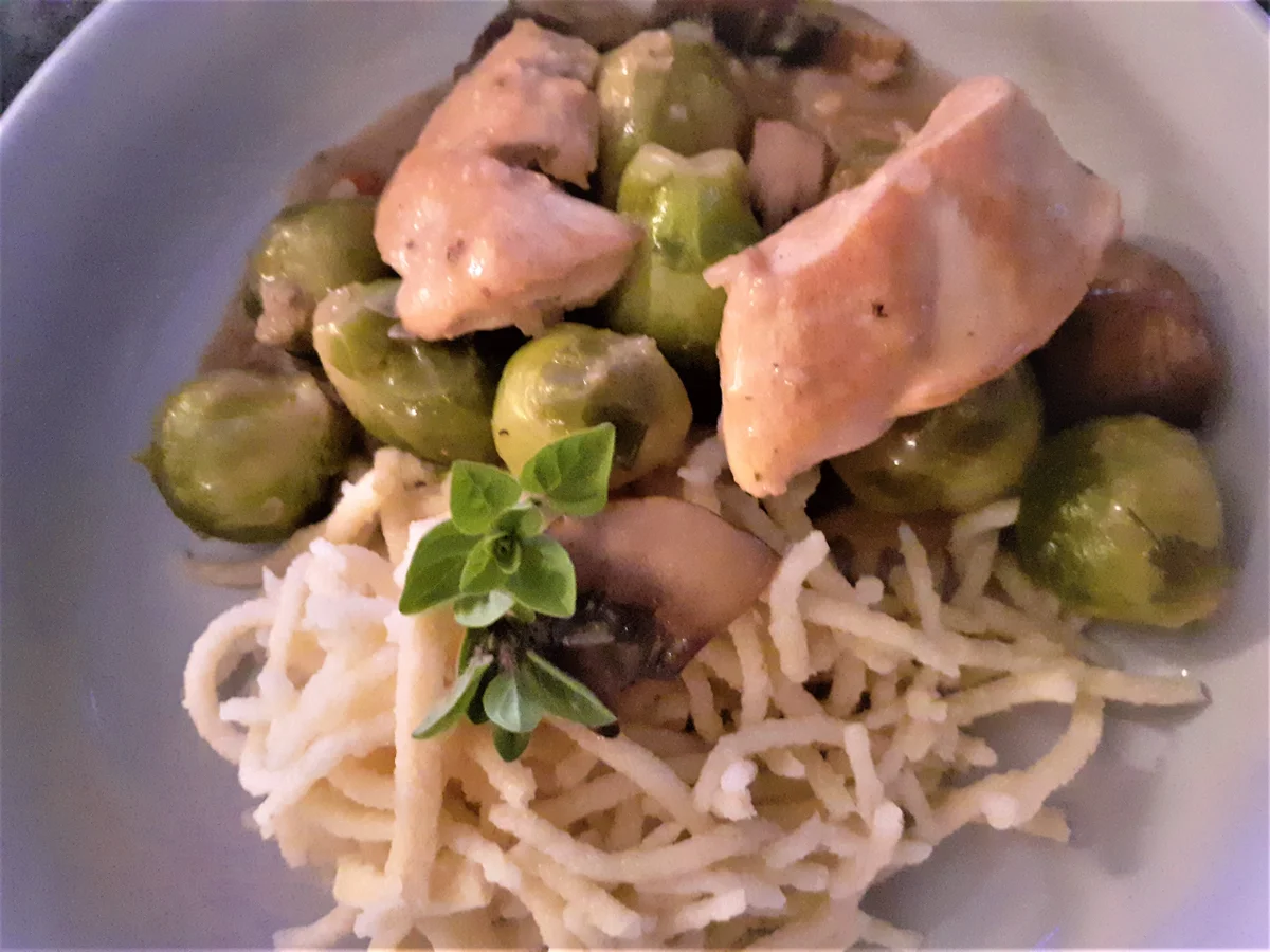 Rezept: Hähnchenfilet und Rosenkohl-Champignon-Gemüse in Weißwein-Sahne-Sauce Bild Nr. 2 Hähnchenfilet und Rosenkohl-Champignon-Gemüse in Weißwein-Sahne-Sauce - Rezept - Bild Nr. 2