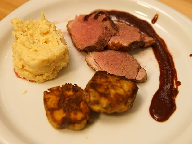 Rezept: Entenbrust, Kloß mit Soß, Blumenkohl Bild Nr. 2 Entenbrust, Kloß mit Soß, Blumenkohl - Rezept - Bild Nr. 2