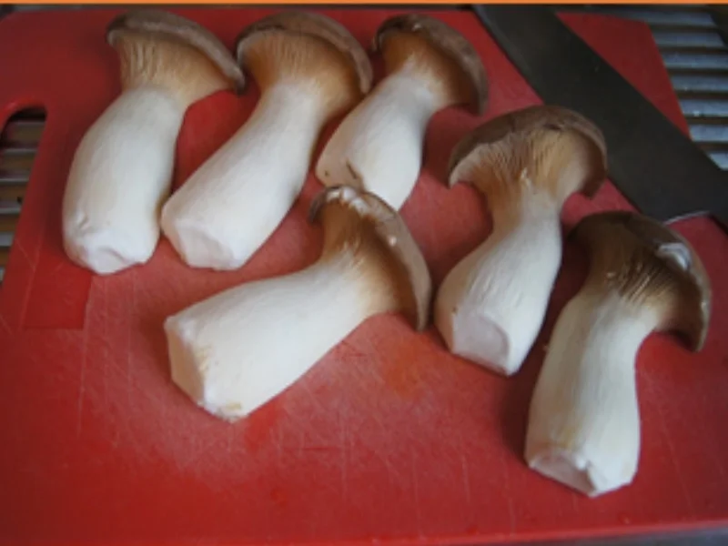 Rührei und Kräutersaitlinge auf Vollkornbrot - Rezept - Bild Nr. 4