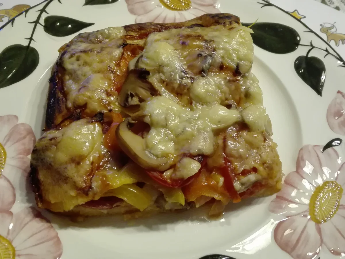 Rezept: Selbstgemachte Pizza Halb mit Salami halb mit Thunfisch Bild Nr. 13776 Selbstgemachte Pizza Halb mit Salami halb mit Thunfisch - Rezept - Bild Nr. 13776