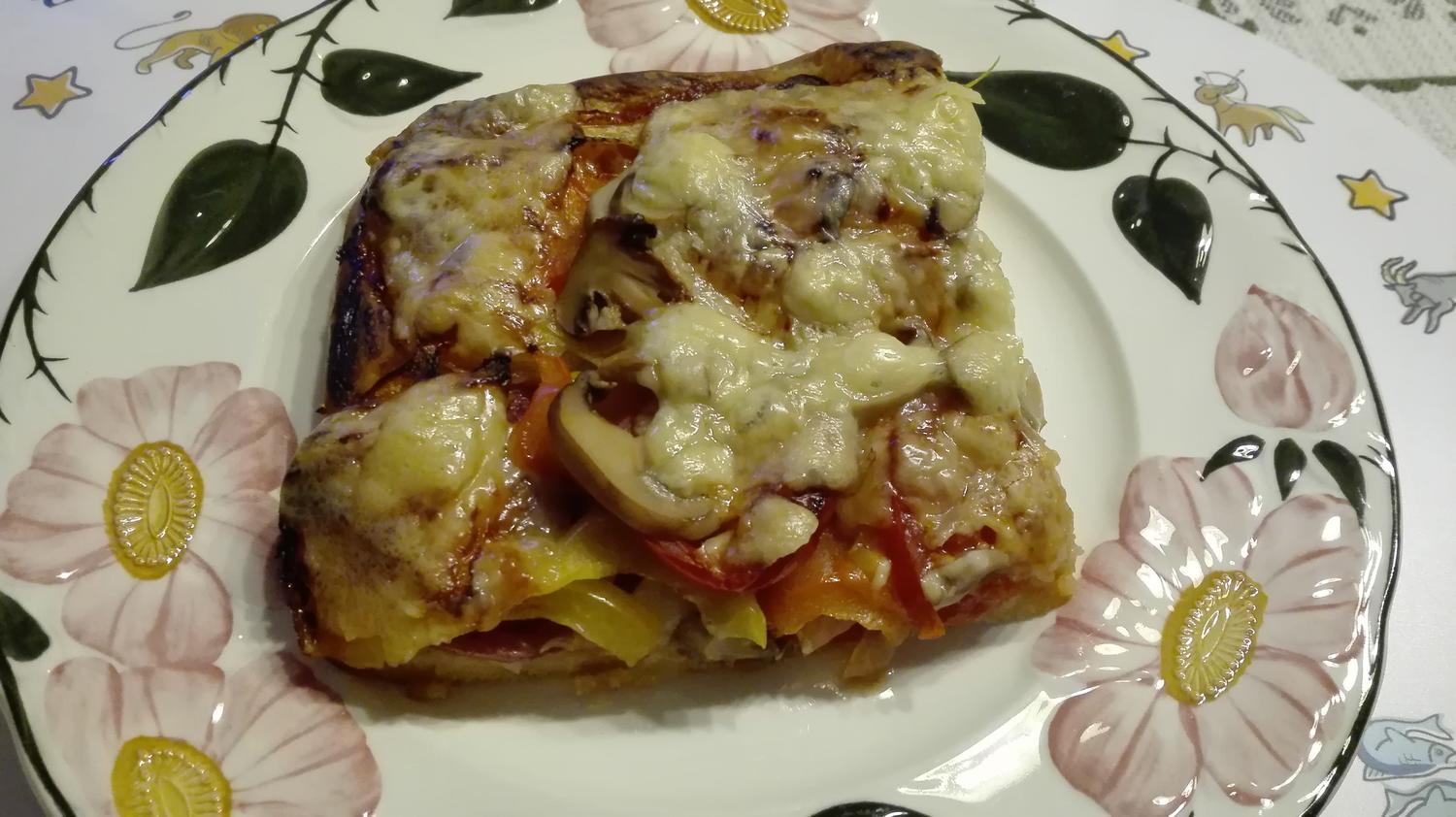 Selbstgemachte Pizza Halb mit Salami halb mit Thunfisch - Rezept ...