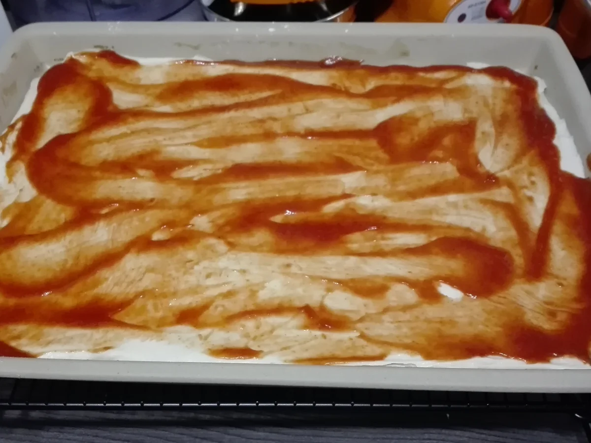 Rezept: Selbstgemachte Pizza Halb mit Salami halb mit Thunfisch Bild Nr. 13777 Selbstgemachte Pizza Halb mit Salami halb mit Thunfisch - Rezept - Bild Nr. 13777