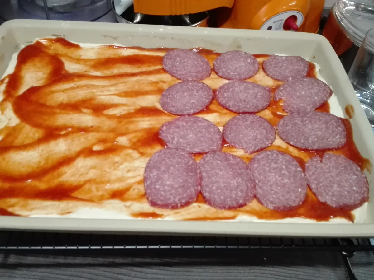 Rezept: Selbstgemachte Pizza Halb mit Salami halb mit Thunfisch Bild Nr. 13778 Selbstgemachte Pizza Halb mit Salami halb mit Thunfisch - Rezept - Bild Nr. 13778