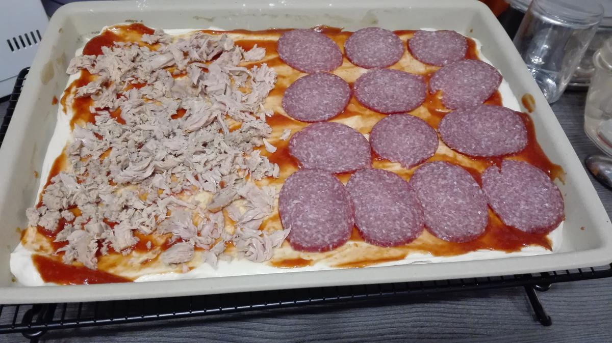 Selbstgemachte Pizza Halb mit Salami halb mit Thunfisch - Rezept - Bild Nr. 13779